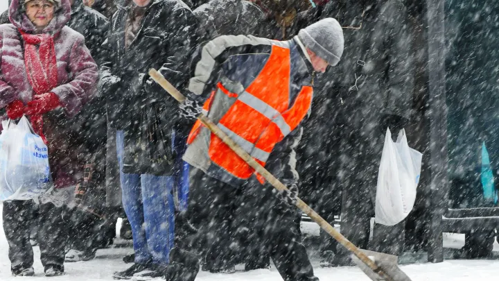 Зарплаты дворников в России резко выросли до 100 тысяч рублей