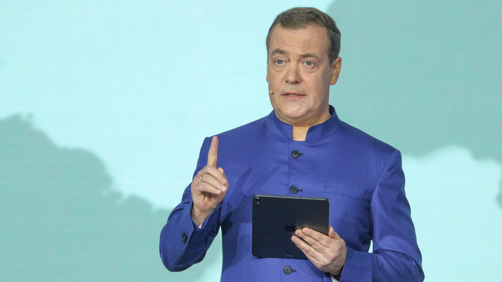 Медведев заявил о праве войны после видео с расстрелом пленного русского