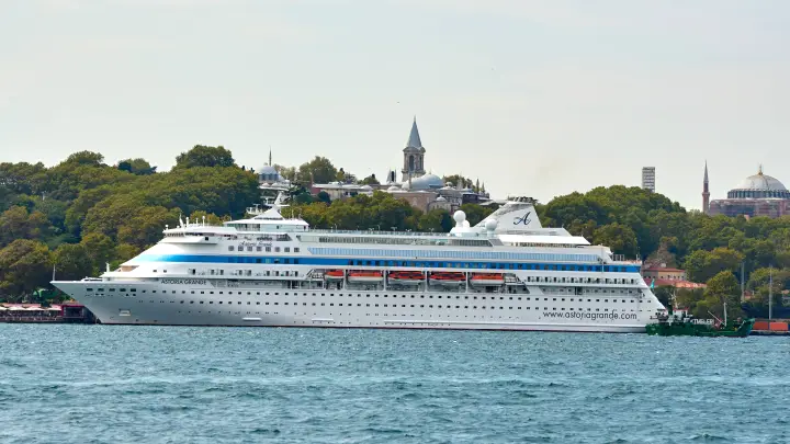 Десятки пассажиров парома уже двое суток не могут причалить в Сочи