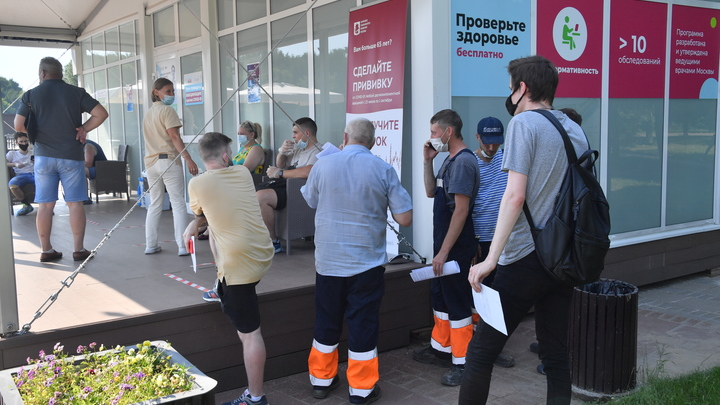 В Петербурге за сутки привилось рекордное количество людей