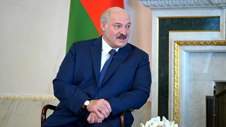 Лукашенко удивил медиков в красной зоне: Всё, побрызгал!