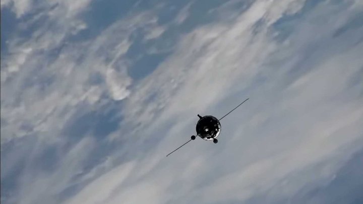 В Казахстане успешно приземлился спускаемый аппарат корабля Союз МС-21 с космонавтами на борту