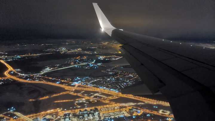 Пассажирский Боинг потерял кусок фюзеляжа с иллюминатором во время полёта