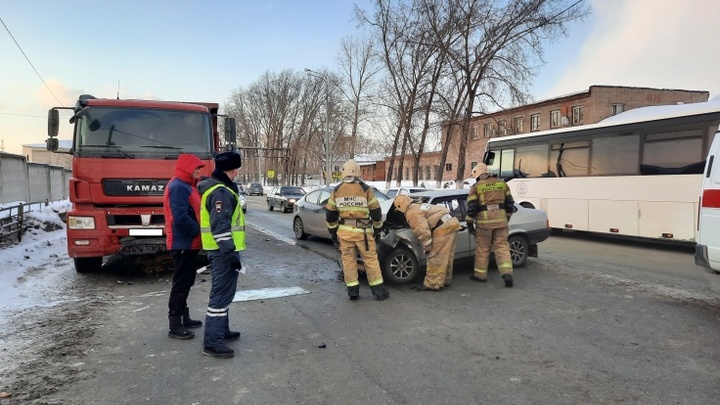 Пятилетняя девочка пострадала в массовом ДТП из-за пьяного отца в Нижнем Тагиле