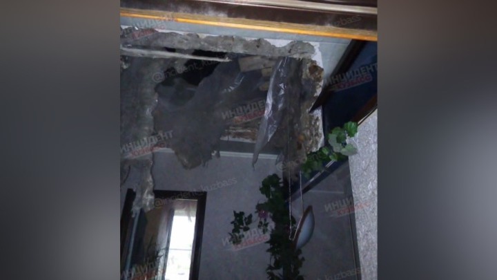 Потолок обрушился в жилом доме в Кемерове
