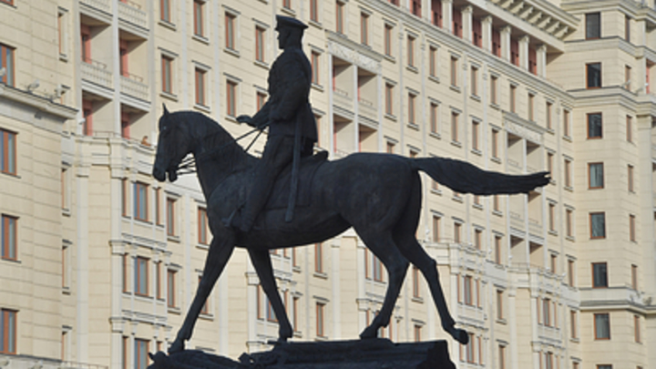 Манежная площадь получила сразу два памятника маршалу Победы. Гаспарян заявил об уникальной картине