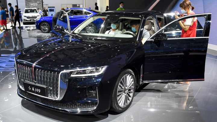 Из-под капота - столб дыма: Аналог русского Aurus вспыхнул на дороге в Китае