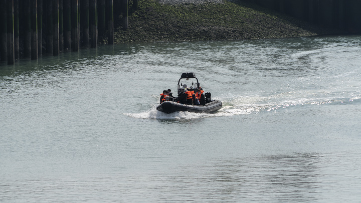 Звучит жёстко, но: Британцам посоветовали спокойно смотреть, как тонут люди