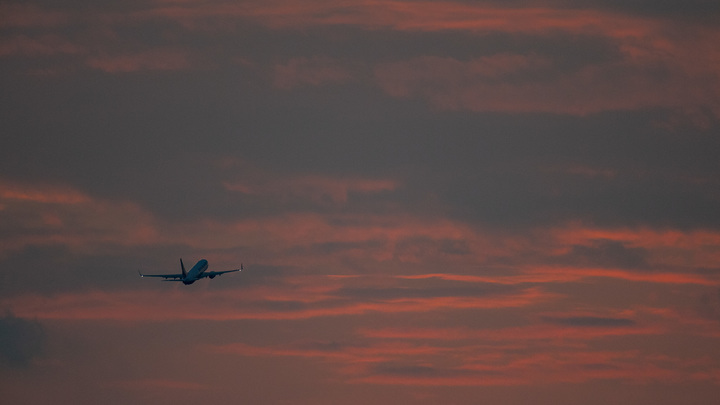 Самолёт с Навальным покинул Омск