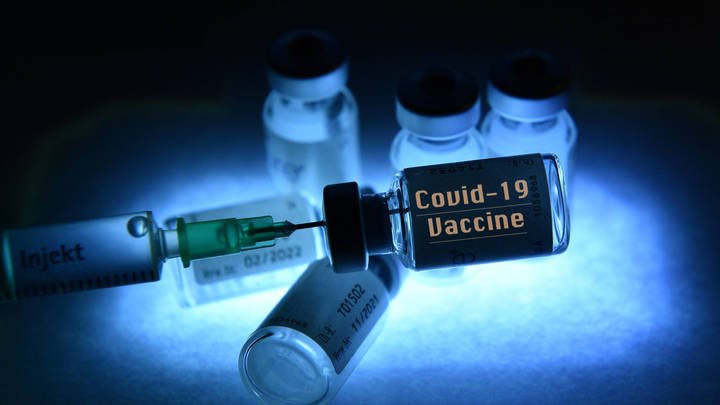 Pfizer и Moderna отказались отвечать за побочку от вакцин: В России отреагировали мемом