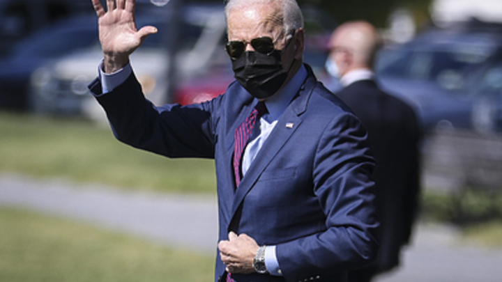 Журналисты подняли Байдена на смех после странной шутки за рулём автомобиля