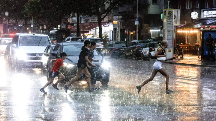 В Краснодарском крае продлено штормовое предупреждение по непогоде