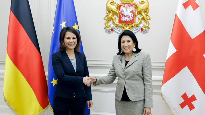 Президент Грузии может лишится поста за самоволку. Правящая партия готовит импичмент