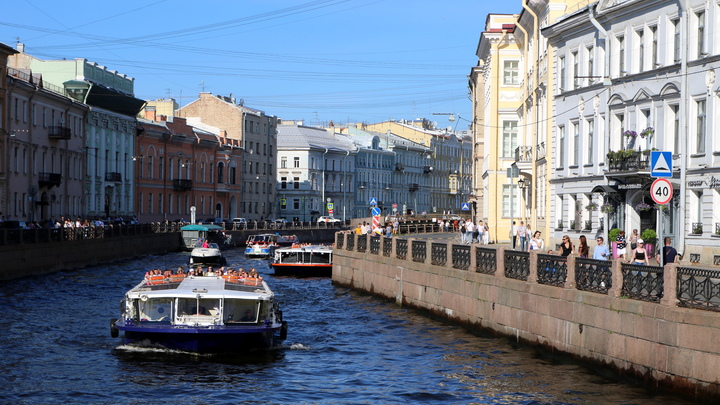 Схватил за шкирку и затащил к себе: Турист рассказал, как вылавливал из воды пассажиров рухнувшего в Мойку автобуса