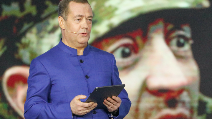 В чём тогда сила, колбасник?: Медведев жёстко ответил Шольцу после слов об Украине и коленях