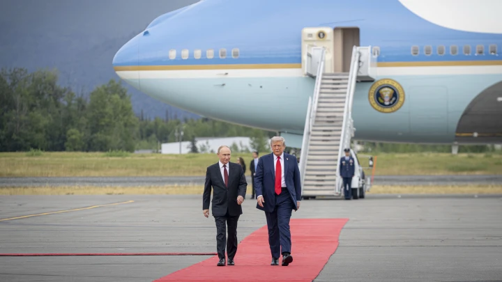 Видео: падение в обморок американского охранника на встрече Путина и Трампа