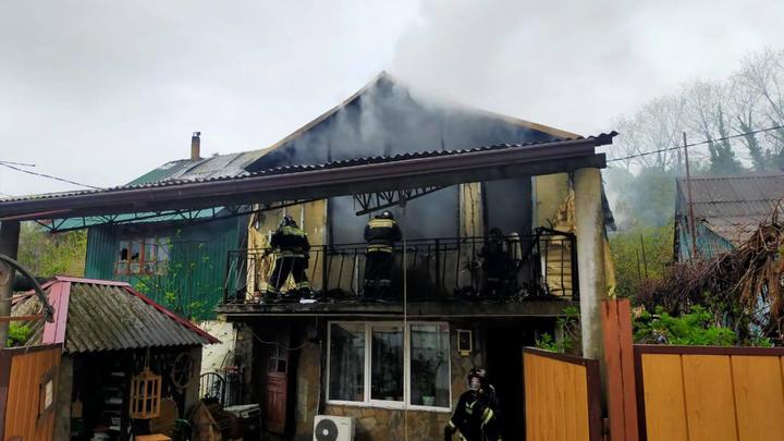 В Сочи пожарные потушили частный дом