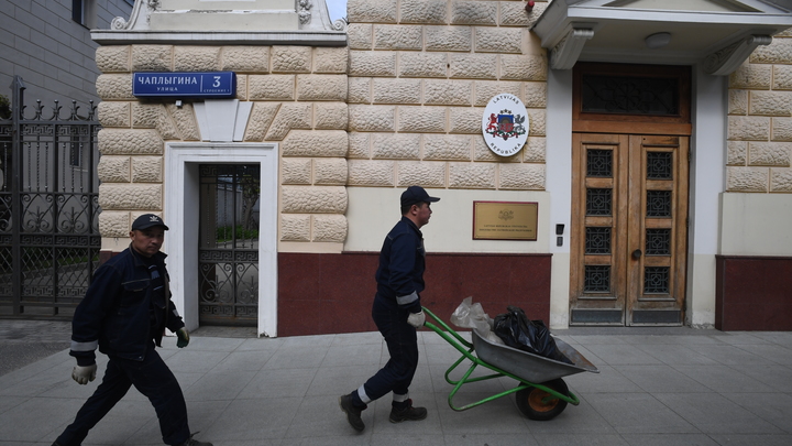 Бросался на пассажиров и экипаж: Мигрант устроил дебош в самолёте Ташкент - Москва