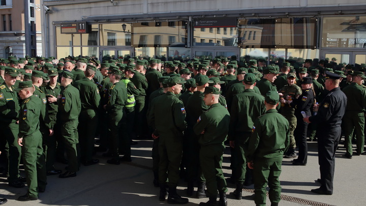Навальный с валентинкой-шаведдинкой и Чичваркин, призывающий бежать: В Сети высмеяли поздравления оппозиции с 23 Февраля