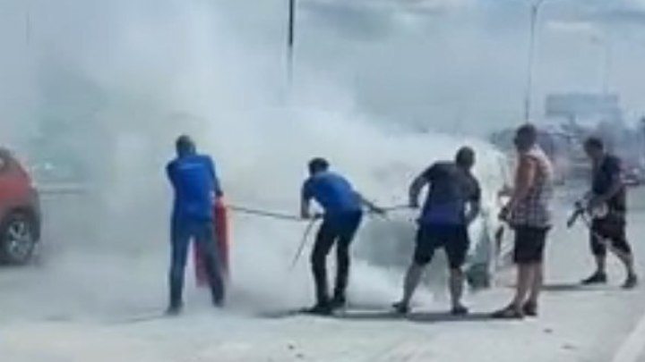 Пять машин столкнулись на улице Ларина в Нижнем Новгороде: одна из них загорелась