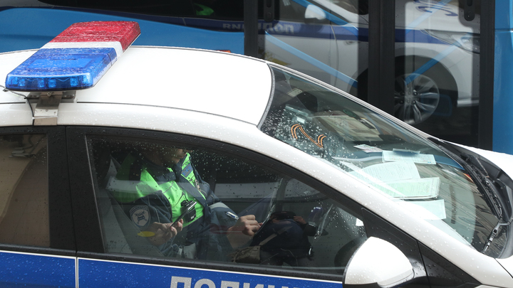 На трассе М-4 Дон движение частично перекрыто из-за аварии с большегрузом