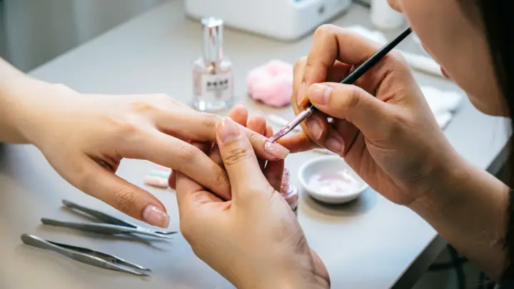 ВИЧ, гепатит и грибок: врач Тону раскрыла, чем может закончиться поход на маникюр