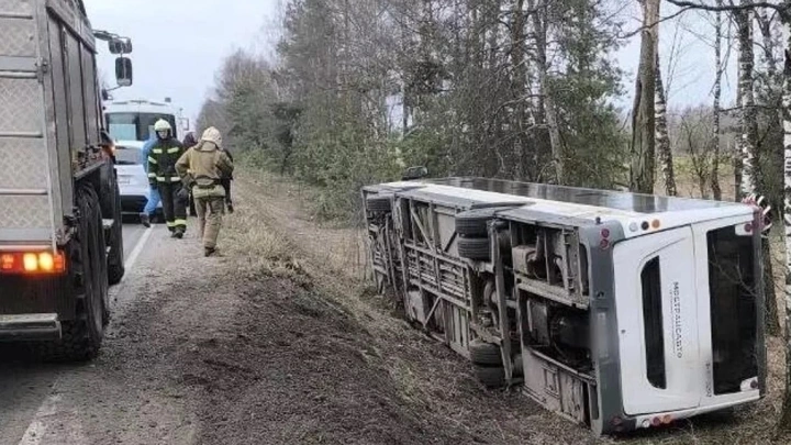 Два человека пострадали в ДТП с перевернувшимся автобусом в Подмосковье