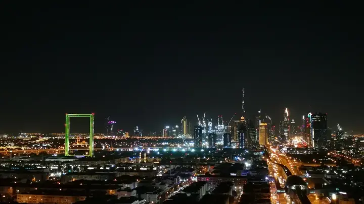 Отель в ОАЭ эвакуировали из-за ракетной угрозы и атаки дрона на аэропорт