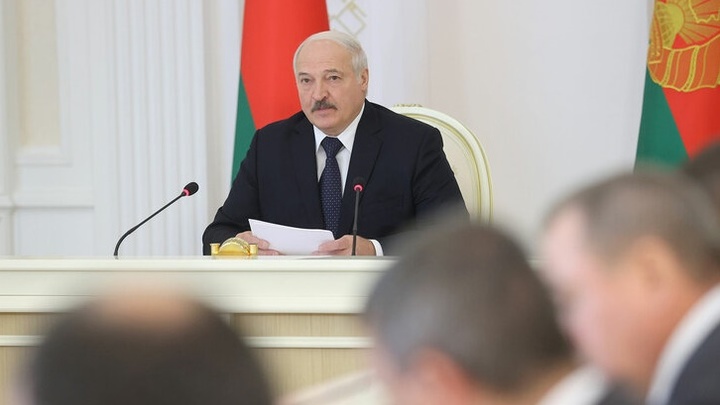 Лукашенко предложил чиновникам в целях безопасности вместо компьютеров использовать бумагу и ручки