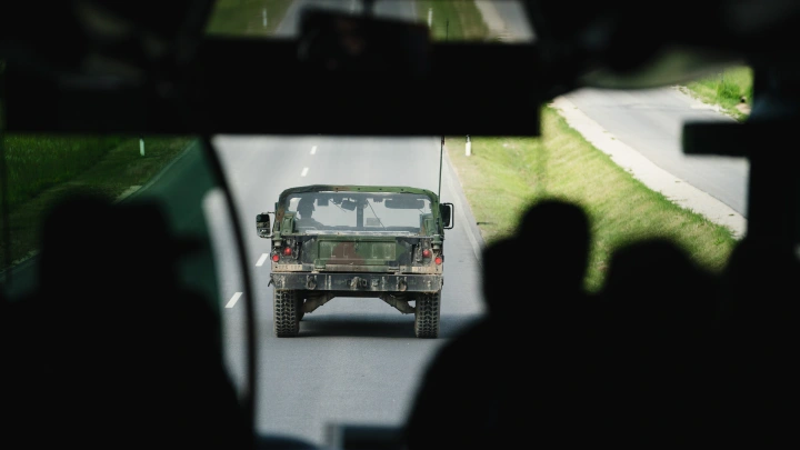 Появилось видео погони русского дрона на броневик Humvee ВСУ