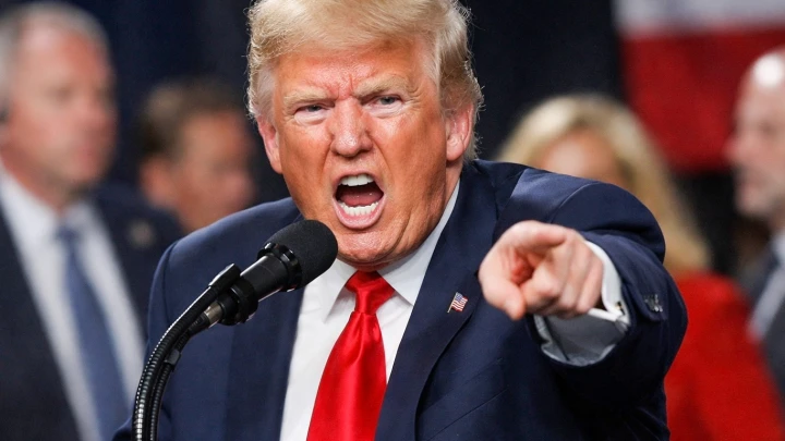 Посмотрите на этого парня! Кадры с советником Трампа расходятся в Сети. Сдержать смех сложно