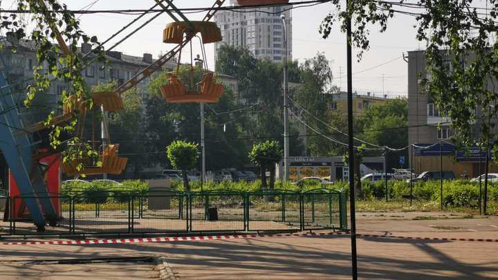 В новосибирском парке Берёзовая роща на время демонтируют аттракционы