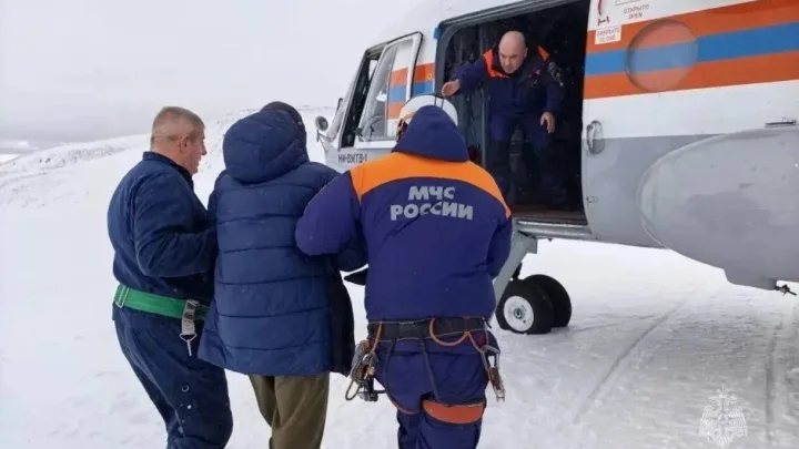 Спасатель: туристов засыпало снегом за полтора часа, еле выбрались из палатки