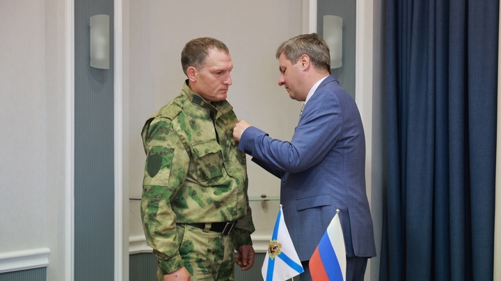 Многодетному добровольцу из Архангельска вручили медаль за проявленную в Луганске отвагу