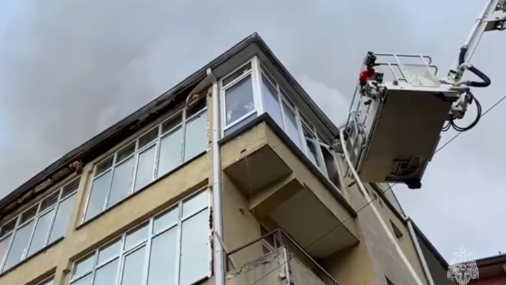 В Красной Поляне загорелся четырёхэтажный жилой дом. Из квартир эвакуированы 40 человек