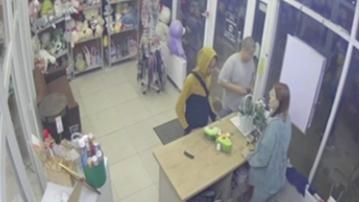 В Краснодаре объявили в розыск покупателей плюшевых игрушек авокадо