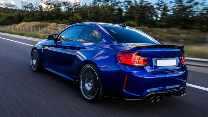 100 тысяч автомобилей скопились на складах: названа причина возможного подешевения Lada Vesta