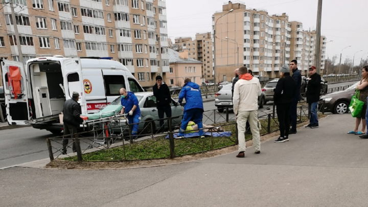 В Красном селе машина сбила школьницу у неработающего светофора, жители винят дорожников