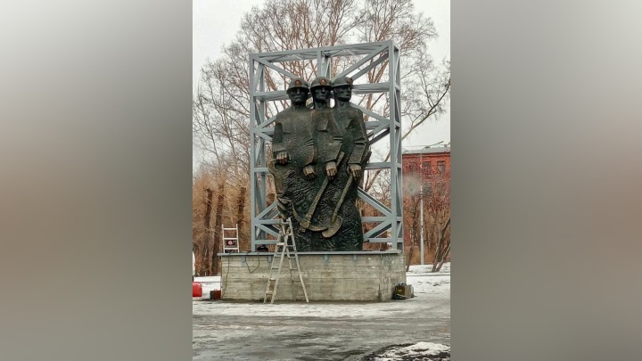 Новую скульптуру в честь шахтеров начали устанавливаться в Новокузнецке