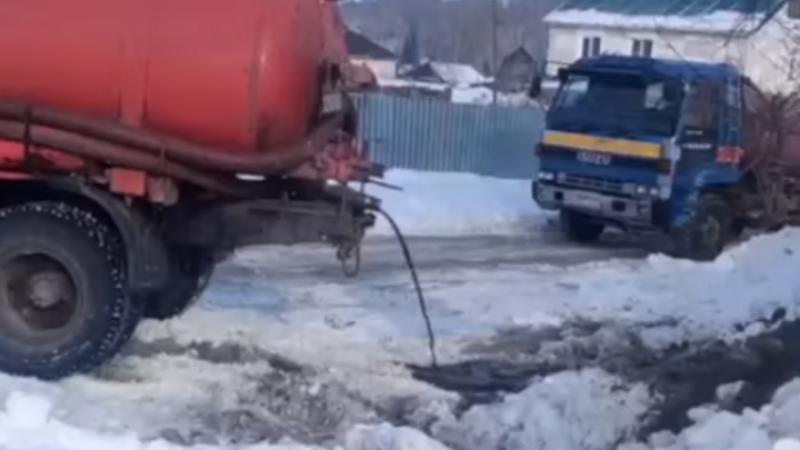 В Новосибирске ассенизатор слил зловонные отходы у жилых домов на улице Коминтерна