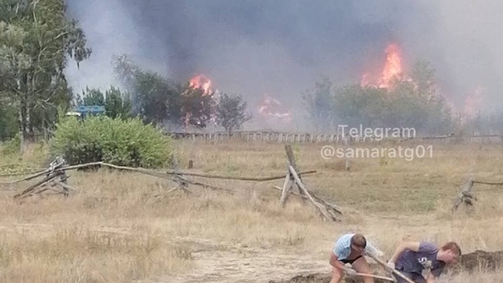 В Самарской области крупный пожар: в селе Гвардейцы уже сгорело 14 домов