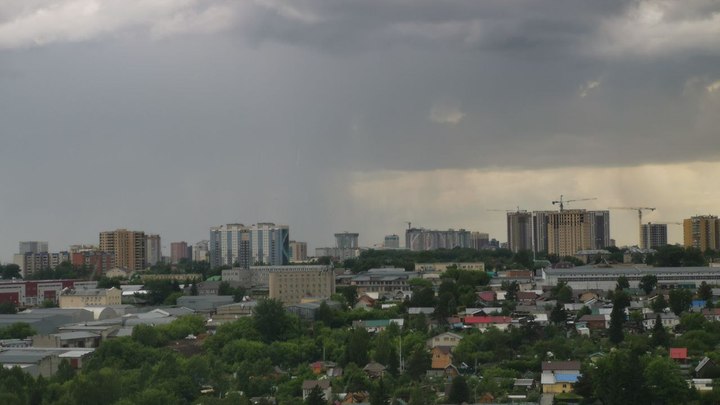 Ливень с градом и грозами накрыл Новосибирск днём 1 июня
