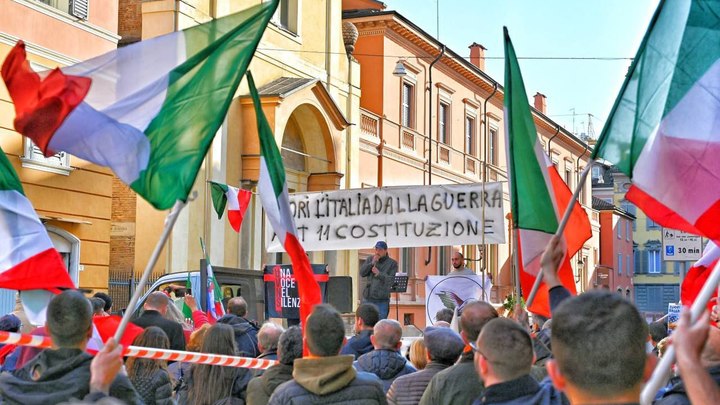 Итальянцы под русским флагами подняли бунт против НАТО