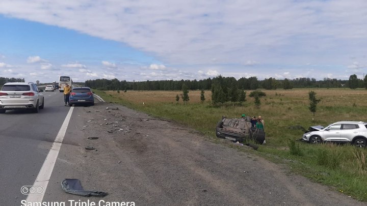 Двух девушек увезли на скорой после ДТП с переворотом на М-5