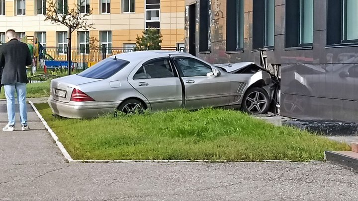 В Новокузнецке автомобиль Mercedes влетел в стену магазина