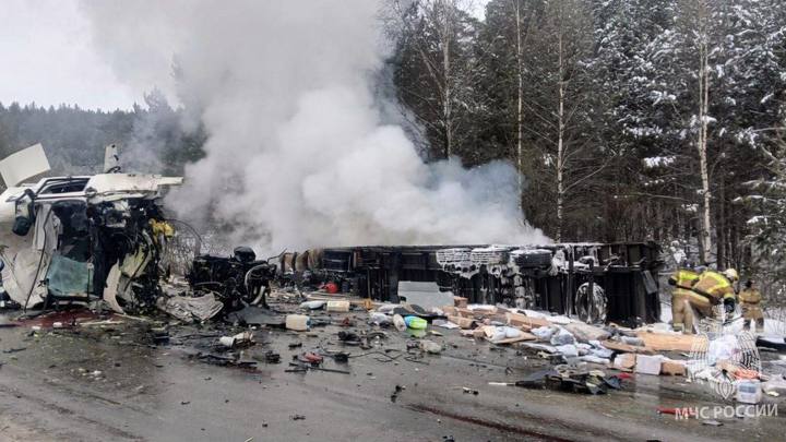 У фуры оторвало кабину: автокатастрофа под Челябинском