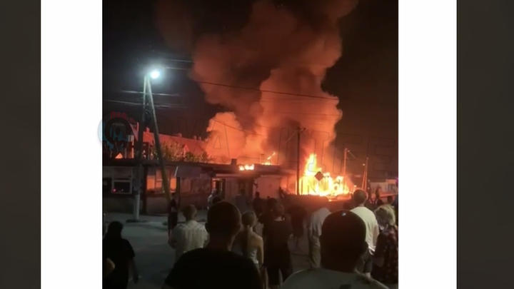 Из-за крупного пожара в Анапе эвакуировали 33 постояльцев отеля