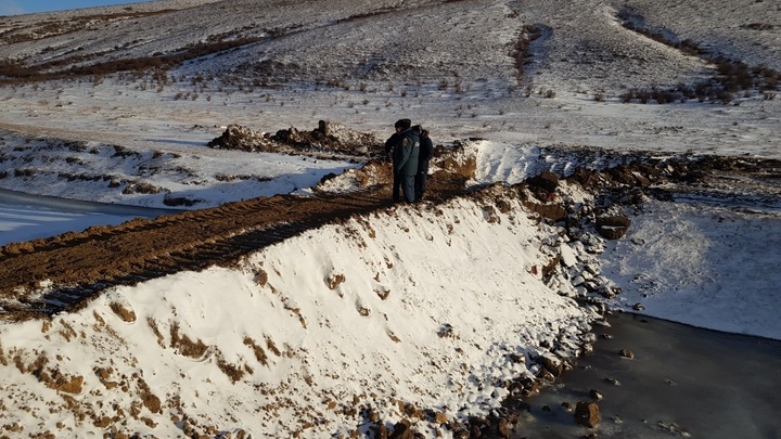 В трёх районах Забайкалья 85 подворий и девять километров дорог скованы льдом
