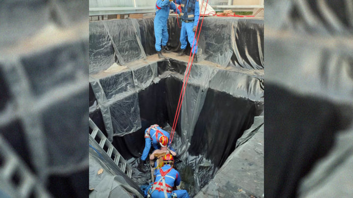 В Самарской области спасатели помогли мужчине выбраться из котлована бассейна