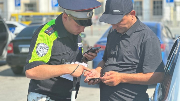 В Екатеринбурге за день отстранили от работы 7 таксистов-мигрантов без русских прав